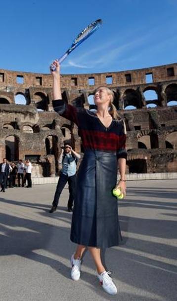 Per la prima volta lo sport entra al Colosseo. Maria Sharapova e Tomas Berdych sono stati protagonisti di un evento unico. Qualche palleggio, con palle rigorosamente sgonfie per non rischiare di danneggiare il monumento simbolo di Roma, e tanti tanti selfie. Momenti di panico quando Berdych, per salutare dei turisti che si erano accorti degli illustri ospiti, ha lanciato una palla per far loro un omaggio.